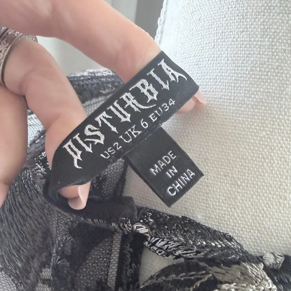 Disturbia Sheer Black Floral Embroidered Short-Sleeve Top US2 - Picture 4 of 5